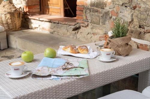 een tafel met twee kopjes koffie en gebak erop bij Ferienhaus für 6 Personen ca 130 qm in Pergine Valdarno, Toskana Provinz Arezzo in Pergine Valdarno