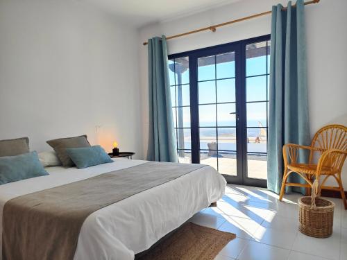 Una habitación con cama y vistas al océano. en Casa María, en Tías