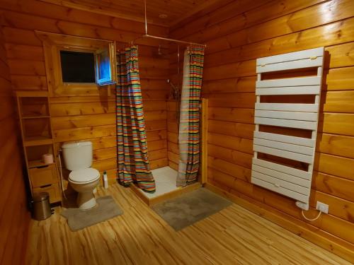ein Badezimmer mit Toilette in einer Blockhütte in der Unterkunft Room with en suite bathroom in cosy wooden house in Rimont