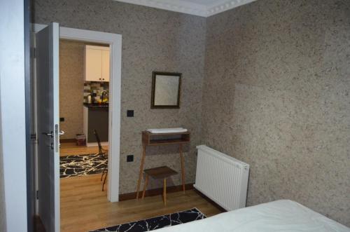 a bedroom with a bed and a table in a room at SEZGİN KARGI - Günübirlik Turizm Evleri in Akçatepe