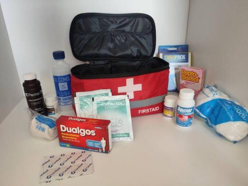 a counter with a box of diazepamaminesaminesaminesktop at Casa confort nueva Cerca de outlets y Hospital Regional in Santa Gertrudis
