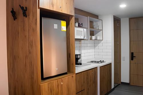 una pequeña cocina con encimera y microondas en Moderno apto, la candelaria, en Bogotá