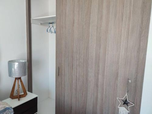 a bedroom with a wooden door with a star on it at Casa confort nueva Cerca de outlets y Hospital Regional in Santa Gertrudis