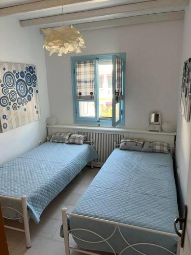 a bedroom with two beds in a room at Faro del mar in Naxos Chora
