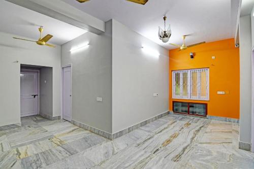 Habitación vacía con paredes de color naranja y blanco y chimenea en OYO Flagship The Image A Quality Stay en Calcuta