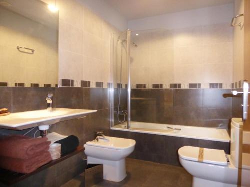 Maya del Baztán的住宿－Hotel Jauregi Borda，浴室配有盥洗盆、卫生间和浴缸。