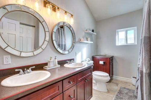 uma casa de banho com dois lavatórios e dois espelhos em Lakefront Coeur dAlene Home with Deck and Shared Dock em Coeur d'Alene