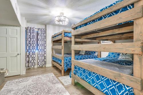 מיטה או מיטות קומותיים בחדר ב-Lakefront Coeur dAlene Home with Deck and Shared Dock