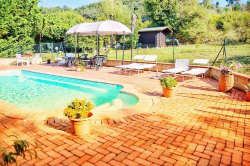 - une piscine dans un jardin avec des chaises et une table dans l'établissement Vecchia Osteria, à Gambassi Terme