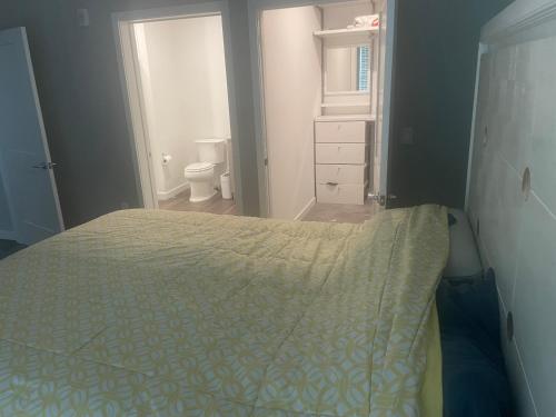 een kleine slaapkamer met een bed en een badkamer bij Sweet dreams in Mineola