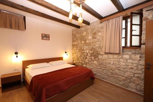מיטה או מיטות בחדר ב-Bujtina Liana Hotel