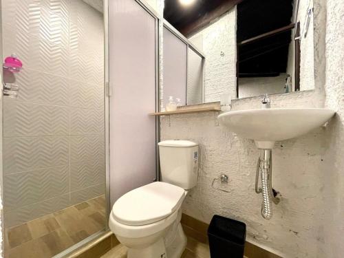 a bathroom with a toilet and a sink at Súper Apartamento central en Casa Colonial Bogotá in Bogotá