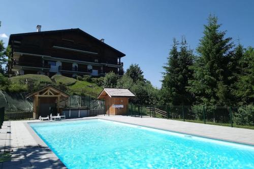 ein großes Schwimmbad vor einem Gebäude in der Unterkunft Studio Bettex 4p- vue Mont-Blanc in Saint-Gervais-les-Bains