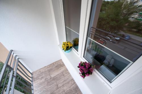 a balcony with flowers and plants on it at Apartament 1 blisko Atlas Areny, ZOO oraz Orientarium in Łódź