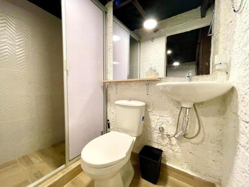 a bathroom with a toilet and a sink at Súper Apartamento central en Casa Colonial Bogotá in Bogotá