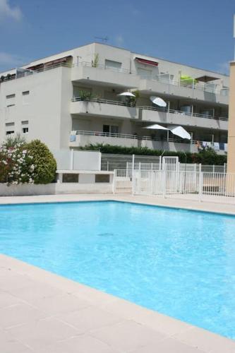 Photo de la galerie de l'établissement Appartement avec piscine sur la Côte d'Azur, à Villeneuve-Loubet