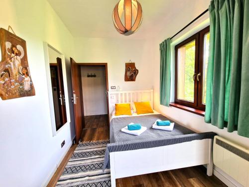 a small room with a bed and a window at Bojkowa Chata in Smerek