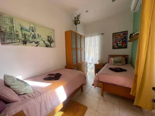 Giường trong phòng chung tại Cool - 2 Minutes From Sea