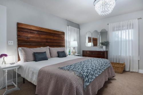 En eller flere senge i et værelse på Blue Bungalow - Fire Pit Yard Games & more