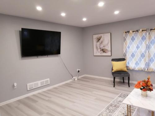 ein Wohnzimmer mit einem Flachbild-TV an der Wand in der Unterkunft Luxury Style Hotel Living in Chatham