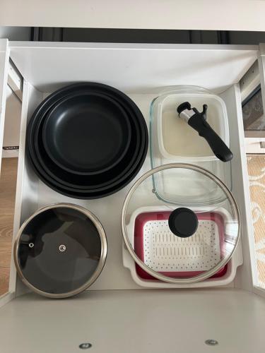 a drawer with a black plate and other kitchen utensils at Leo House - Porte de Versailles, Parc des expositions in Issy-les-Moulineaux