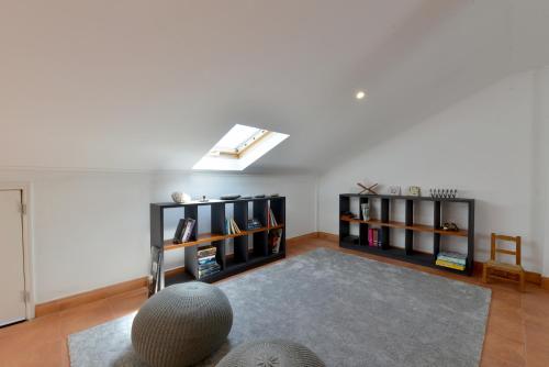 Ruang duduk di Cascais sea view apartment