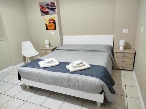 1 dormitorio con 1 cama con 2 toallas en b&b Sirianni en SantʼEufemia Lamezia