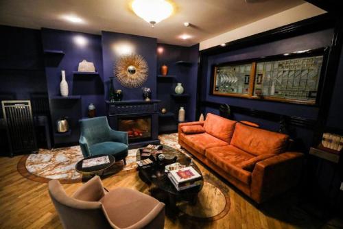 uma sala de estar com um sofá e cadeiras e uma lareira em Hazz Hotel em Baku