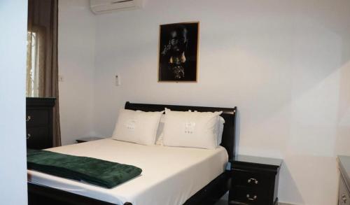 um quarto com uma cama com um cobertor verde em Fanta em Dakar