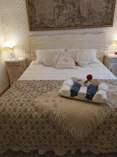 un letto con asciugamani e una rosa sopra di CASA DI STELLA a Sabbio Chiese