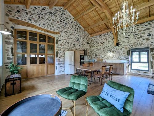 une cuisine et une salle à manger avec une table et des chaises dans l'établissement Gîte rénové avec charme, cour privée, proche Puy-en-Velay et trésors de la Haute-Loire - FR-1-582-473, à Le Monteil