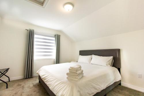Schlafzimmer mit einem Bett mit weißer Bettwäsche und einem Fenster in der Unterkunft Welcome to Bethel in Carrying Place