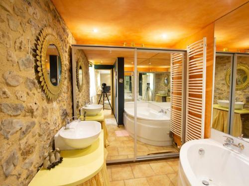 Kúpeľňa v ubytovaní Gîte Saint-Sauveur, 3 pièces, 5 personnes - FR-1-616-371