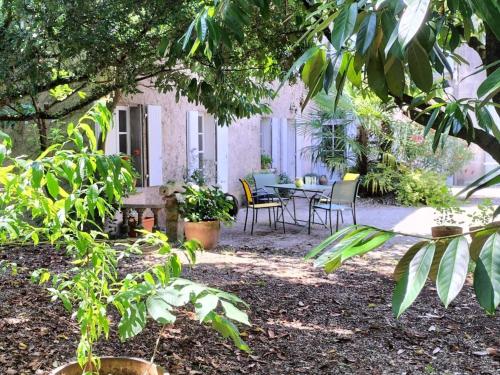 Gîte cosy avec jardin clos, terrasse et piscine à proximité, idéal pour famille et détente - FR-1-653-254