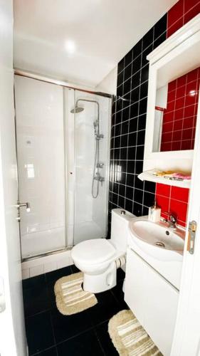 a bathroom with a toilet and a shower and a sink at HU2i - In&Out Sete Rios in Lisbon