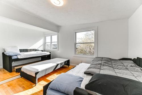 - une chambre avec 2 lits et une fenêtre dans l'établissement Loon Lake Home with Private Boardwalk and Dock, 