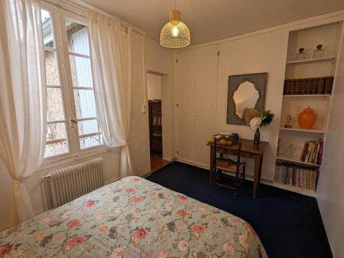 Ένα ή περισσότερα κρεβάτια σε δωμάτιο στο Gîte Châteauneuf-sur-Charente, 3 pièces, 4 personnes - FR-1-653-254