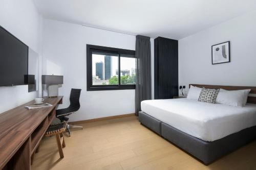 尼科西亞的住宿－Urban Habitat Executive Suites，酒店客房配有一张床和一张带电脑的书桌