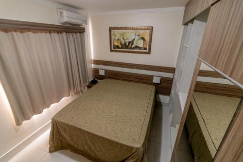 - une petite chambre avec un lit dans l'établissement Lacqua Di Roma Caldas Novas Goiás, à Caldas Novas