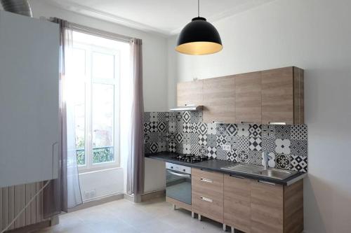 Il comprend une cuisine équipée d'une cuisinière et d'un évier. dans l'établissement Beau T1, agréable à vivre, à Limoges