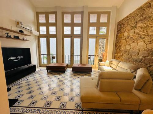 een woonkamer met een bank en een tv bij Best Location - Beautiful and Amazing Loft in Panama-Stad