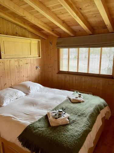 une chambre avec un lit avec deux serviettes dessus dans l'établissement Cabane de Pêcheurs Huraia, à Vielle-Saint-Girons
