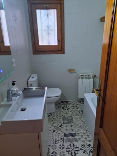 Phòng tắm tại Casa en Viladamat con piscina en la Costa Brava