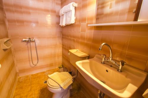 Kylpyhuone majoituspaikassa Symi Center Hotel