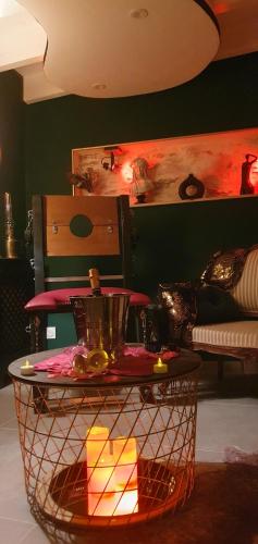 un salon avec une table et un lit dans l'établissement Love room - Les Secrets du Château, à Château-Guibert