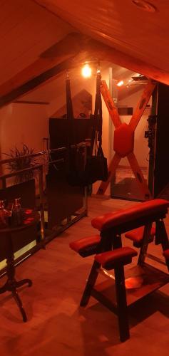 une pièce avec une table et des chaises dans une pièce dans l'établissement Love room - Les Secrets du Château, à Château-Guibert
