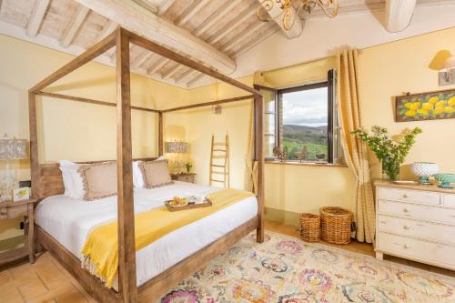 sypialnia z łóżkiem z baldachimem i oknem w obiekcie Podere Val D'Orcia - Tuscany Equestrian w mieście Sarteano