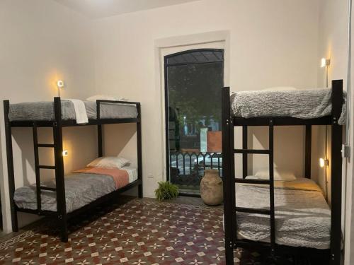 2 letti a castello in una camera con finestra di Choco Hostel a Puebla