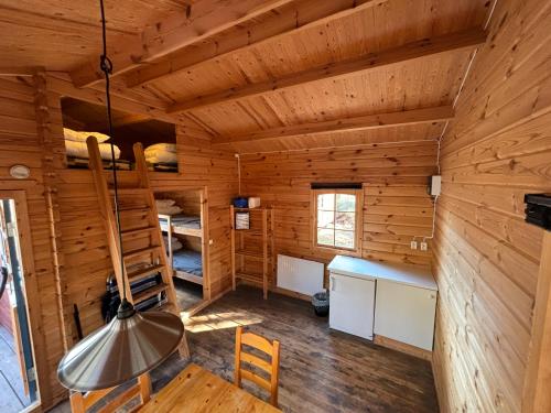 Cabaña de madera con escritorio y literas en Steiner's Camping & Lodge en Johannisholm