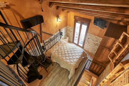 einen Blick über ein Schlafzimmer in einem Haus in der Unterkunft Apartamento divino morales in Plasencia